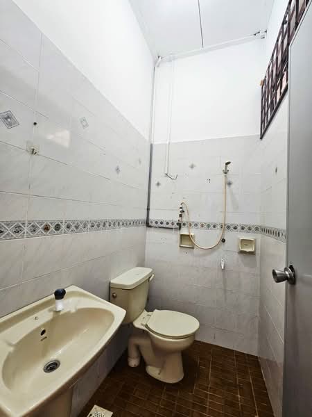 Rumah Teres 1-Tingkat untuk Disewa di Taman Daya (Johor Bahru) - Jin Chew - Bathroom - PropertyGuru.com.my