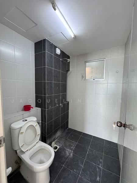 Pangsapuri untuk Disewa di D'Cerrum Apartment - Jacqueline San - Bathroom - PropertyGuru.com.my