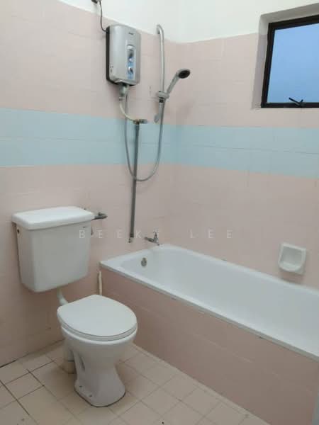 Pangsapuri untuk Dijual di Harbour View - Beeky Lee - Bathroom - PropertyGuru.com.my