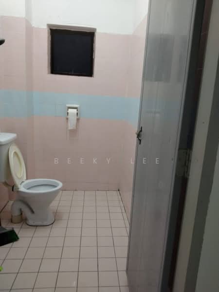 Pangsapuri untuk Dijual di Harbour View - Beeky Lee - Bathroom - PropertyGuru.com.my