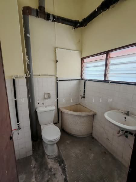 Shop / Office untuk Dijual di Taman Bukit Chedang (Seremban) - Michael Liew - Bathroom - PropertyGuru.com.my