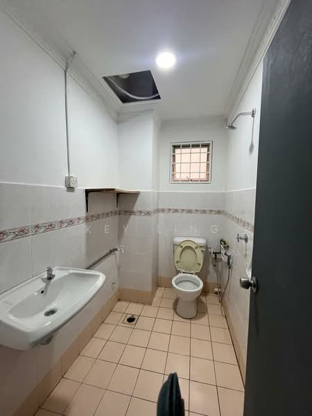Condominium for Rent at Ridzuan Condominium - Key Ling - Bathroom - PropertyGuru.com.my