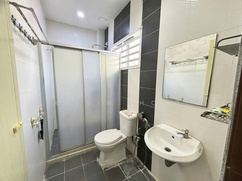 Rumah Teres 1.5 Tingkat untuk Disewa di Taman Arkid (Menglembu) - Kelvin Chong - Bathroom - PropertyGuru.com.my