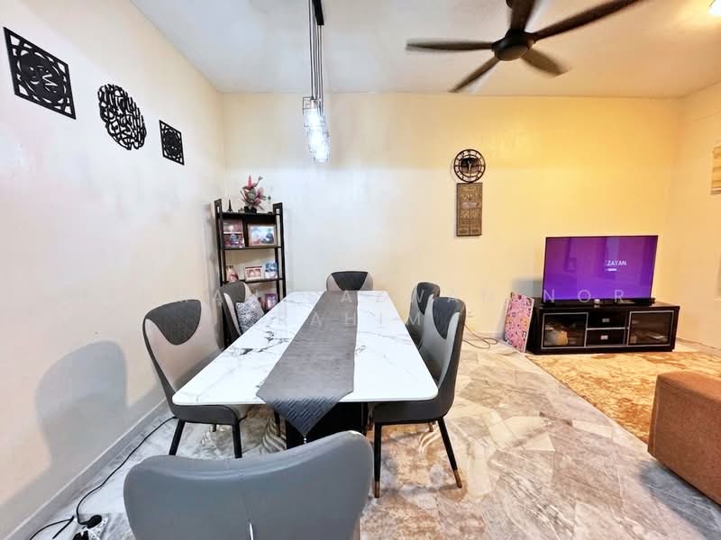 Rumah Teres 2 Tingkat untuk Dijual di Seksyen 27 (Shah Alam) - Herman Sazwan Nor Rahim - Living Room - PropertyGuru.com.my