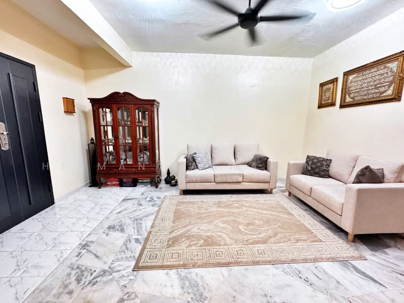 Rumah Teres 2 Tingkat untuk Dijual di Seksyen 27 (Shah Alam) - Herman Sazwan Nor Rahim - Living Room - PropertyGuru.com.my