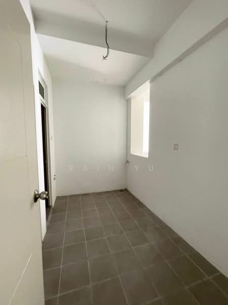 Kondominium untuk Dijual di Starhill Luxury Residence - Rain Yu - Yard - PropertyGuru.com.my