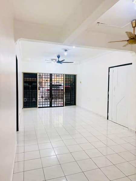 Pangsapuri untuk Dijual di Lily & Jasmine Apartment - Daniel Yong - Living Room - PropertyGuru.com.my