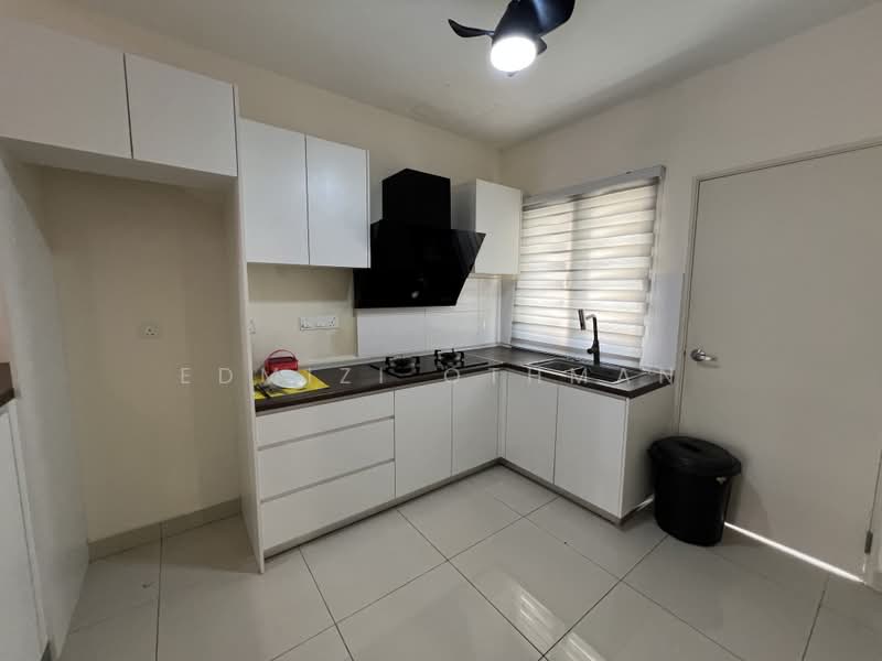 3-storey Terraced House for Rent in Sepang (Selangor) - Edmizi Othman - Kitchen - PropertyGuru.com.my