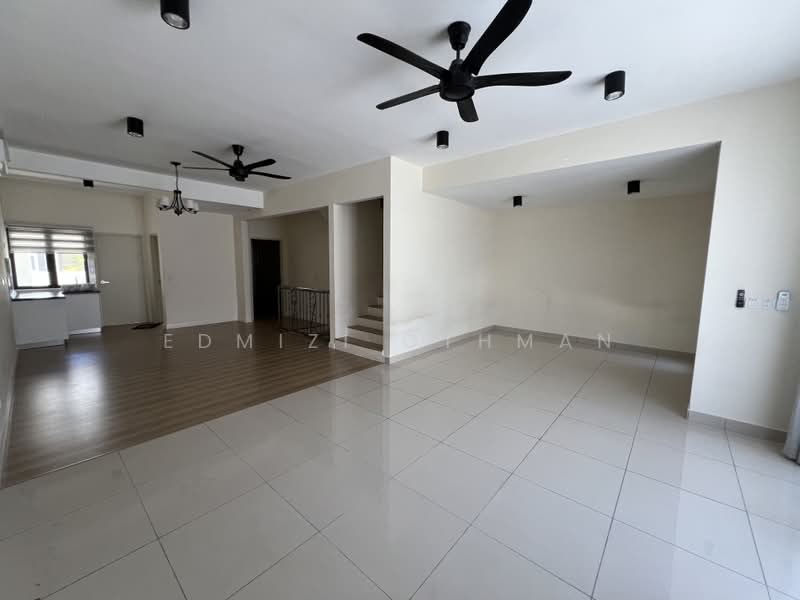 3-storey Terraced House for Rent in Sepang (Selangor) - Edmizi Othman - Living Room - PropertyGuru.com.my