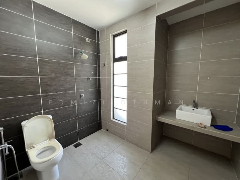 3-storey Terraced House for Rent in Sepang (Selangor) - Edmizi Othman - Bathroom - PropertyGuru.com.my