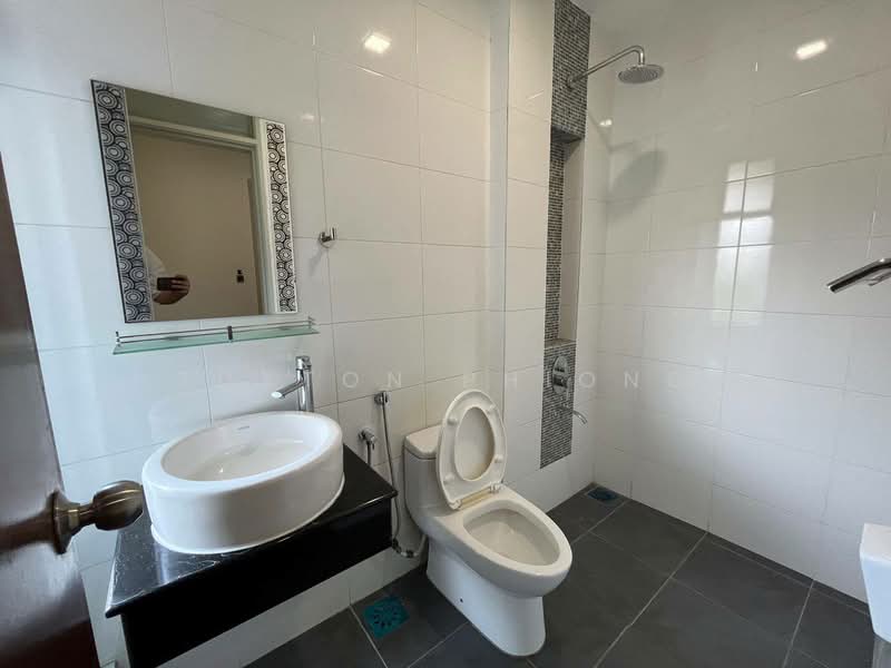 2-storey Terraced House for Rent in East Ledang (Iskandar Puteri (Nusajaya)) - Tuxton Phiong - Bathroom - PropertyGuru.com.my