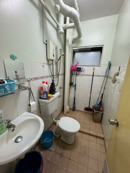 Pangsapuri untuk Dijual di Kenanga Apartments - Felix Wong - Bathroom - PropertyGuru.com.my