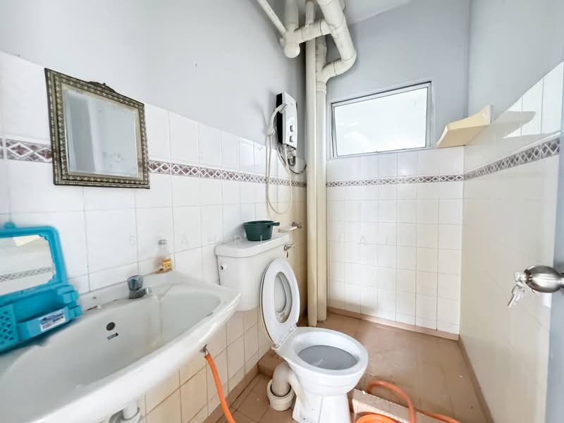 Pangsapuri untuk Dijual di Kenanga Apartments - Syahrim Naim - Bathroom - PropertyGuru.com.my