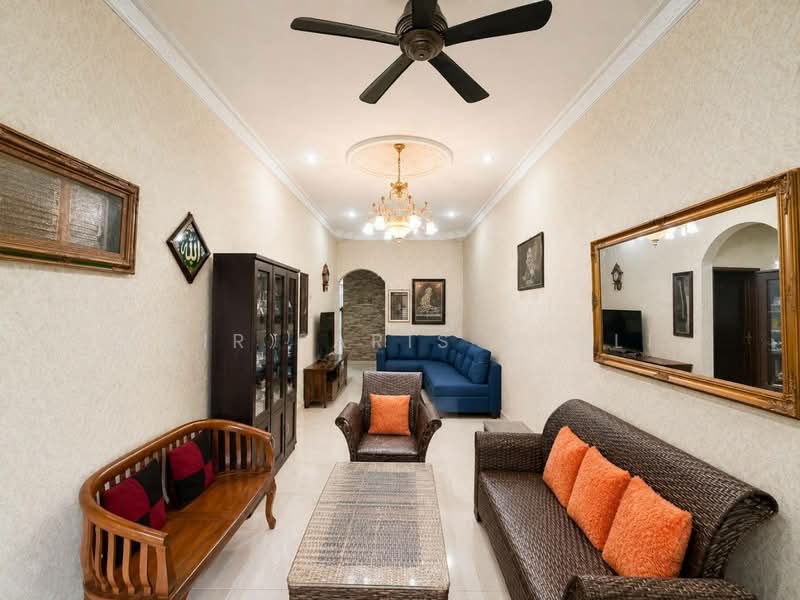 Rumah Teres 1 Tingkat untuk Dijual di Taman Bestari Indah (Ulu Tiram) - Amir Faris Rusli - Living Room - PropertyGuru.com.my