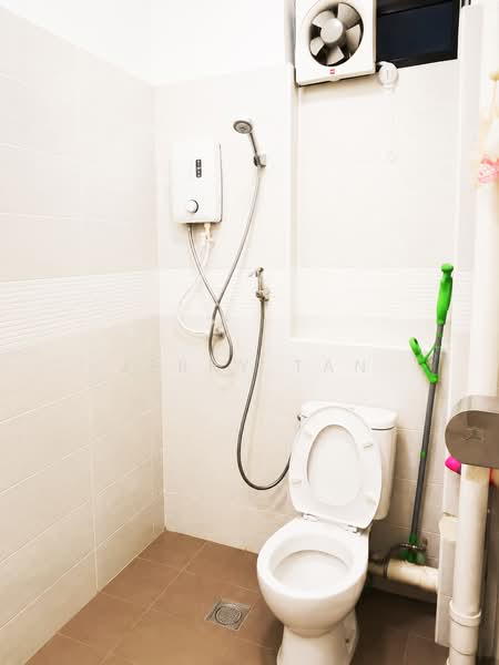 Pangsapuri untuk Disewa di Taman Sri Bunga - Jerry Tan - Bathroom - PropertyGuru.com.my
