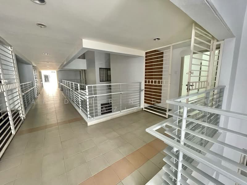 Servis Apartment untuk Dijual di Solace Service Apartment @ SetiaWalk - Rafedah Binti Abdul Aziz - Corridor - PropertyGuru.com.my
