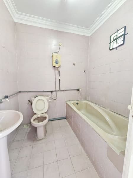 Rumah Teres 2 Tingkat untuk Dijual di Taman Johor Jaya (Johor Bahru) - Stella Chia - Bathroom - PropertyGuru.com.my