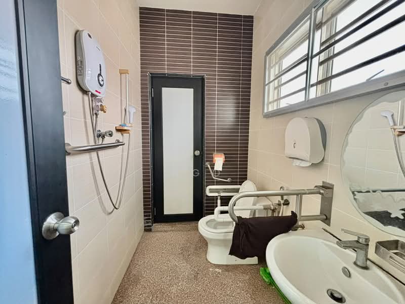 Rumah Teres 2 Tingkat untuk Dijual di Taman Puteri Indah (Batu Pahat) - NGO - Bathroom - PropertyGuru.com.my