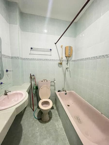 Rumah Teres 2 Tingkat untuk Dijual di Taman Wangsa Permai (Kepong) - Kiing TW - Bathroom - PropertyGuru.com.my