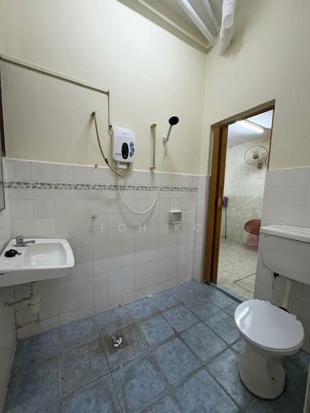 Rumah Teres untuk Disewa di Ampang Jaya (Ampang) - Loh KC - Bathroom - PropertyGuru.com.my