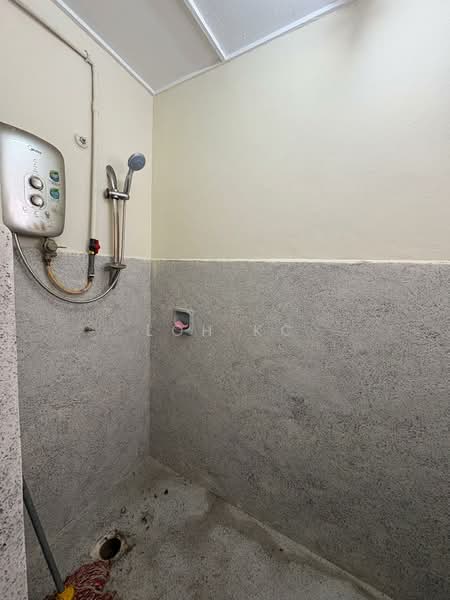 Rumah Teres untuk Disewa di Ampang Jaya (Ampang) - Loh KC - Bathroom - PropertyGuru.com.my
