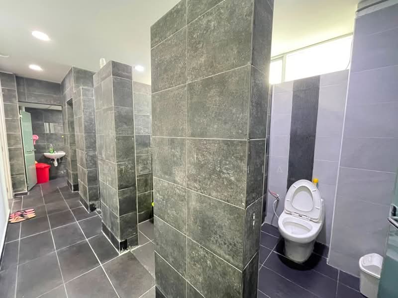 Kedai / Pejabat untuk Disewa di Taman Molek (Johor Bahru) - Stella Chia - Bathroom - PropertyGuru.com.my