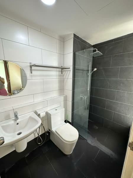 Servis Apartment untuk Disewa di Univ 360 Place - Emma R - Bathroom - PropertyGuru.com.my
