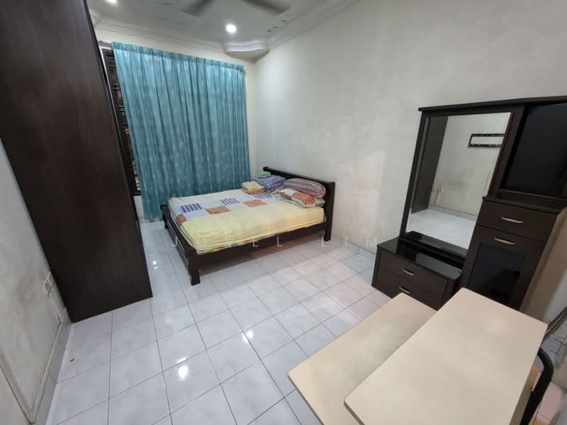 1-storey Terraced House for Sale in Taman Molek (Johor Bahru) - Jovel Lim - Bedroom - PropertyGuru.com.my