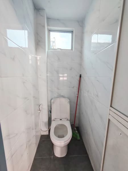 Factory for Rent in Taman Daya (Johor Bahru) - Stella Chia - Bathroom - PropertyGuru.com.my