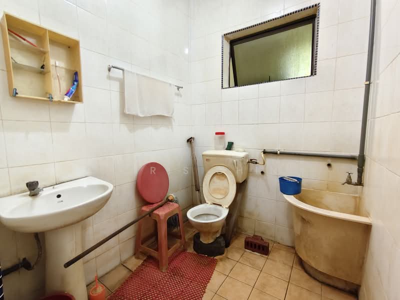 Rumah Teres 2 Tingkat untuk Dijual di Pekan Razaki (Ipoh) - Chris Chin - Bathroom - PropertyGuru.com.my