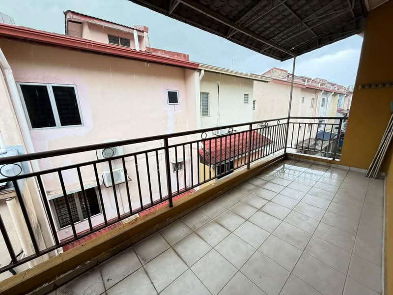 Rumah Teres 3-Tingkat untuk Dijual di Subang Bestari (Shah Alam) - Tom Yip - Balcony - PropertyGuru.com.my