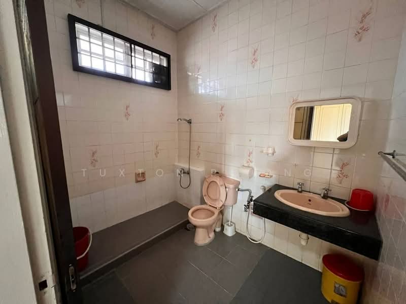 Bungalow for Sale in Taman Perling (Perling) - Tuxton Phiong - Bathroom - PropertyGuru.com.my