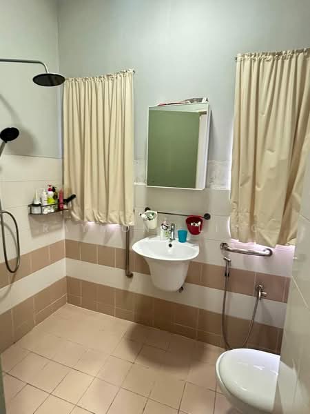 Condominium for Rent at Residensi Laguna (Sunway Belvedere) - Raymond Ling - Bathroom - PropertyGuru.com.my