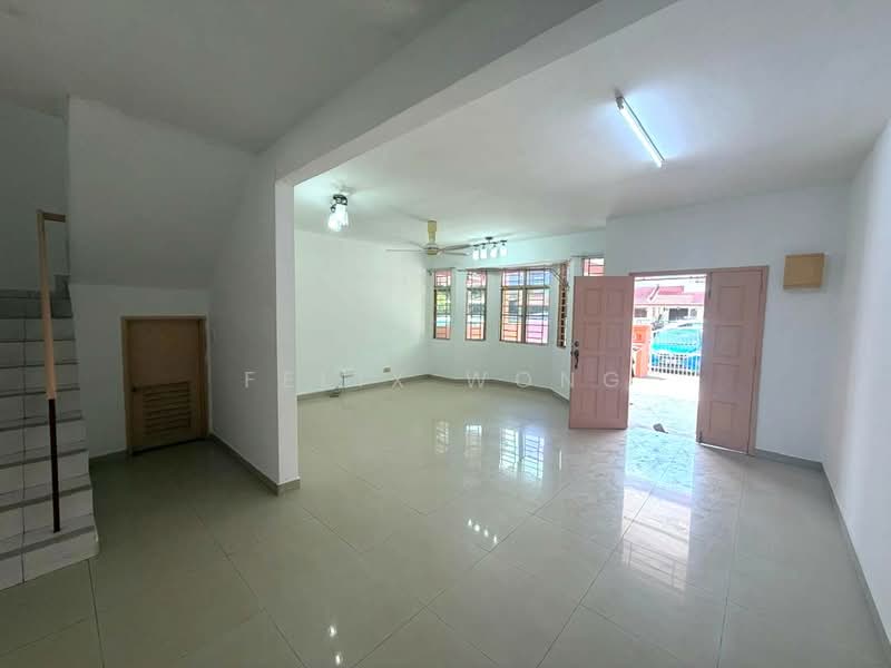 2-storey Terraced House for Sale in TAMAN PUCHONG UTAMA (Puchong) - Felix Wong - Living Room - PropertyGuru.com.my