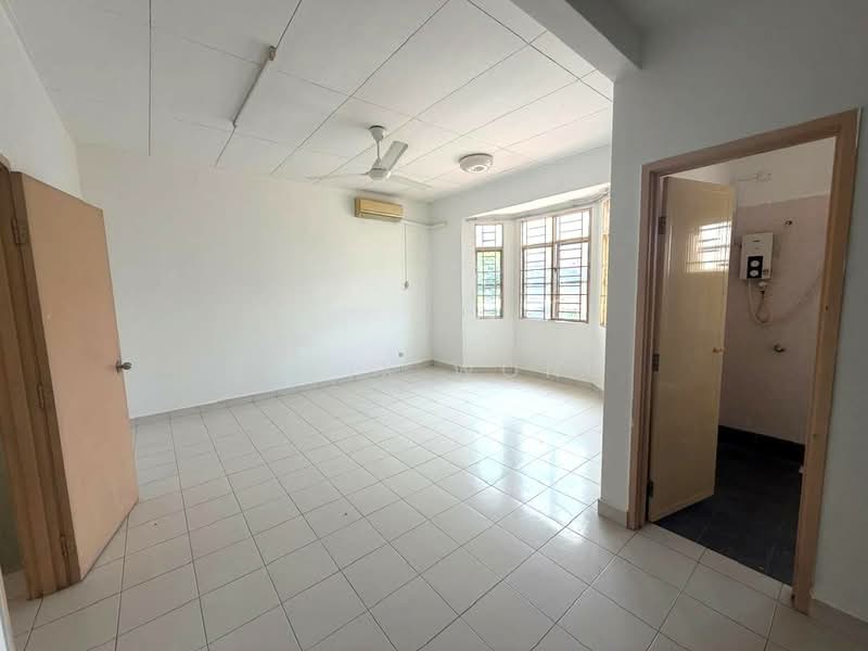2-storey Terraced House for Sale in TAMAN PUCHONG UTAMA (Puchong) - Felix Wong - Master room - PropertyGuru.com.my