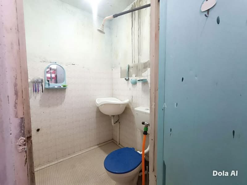 Rumah Flat untuk Dijual di Kelompok Bunga Raya - Mohd Faizal - Bathroom - PropertyGuru.com.my