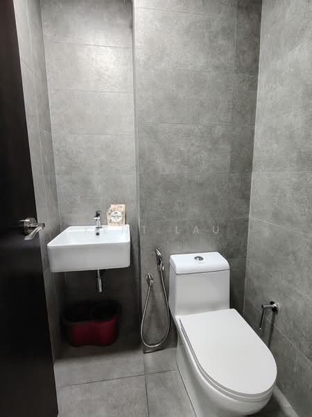 Servis Apartment untuk Dijual di The Birch - Kent Lau - Bathroom - PropertyGuru.com.my
