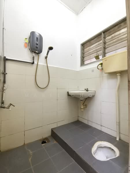 1-storey Terraced House for Sale in Bandar Kinrara Seksyen 1 (Bandar Kinrara) - Mabel Chow - Bathroom - PropertyGuru.com.my