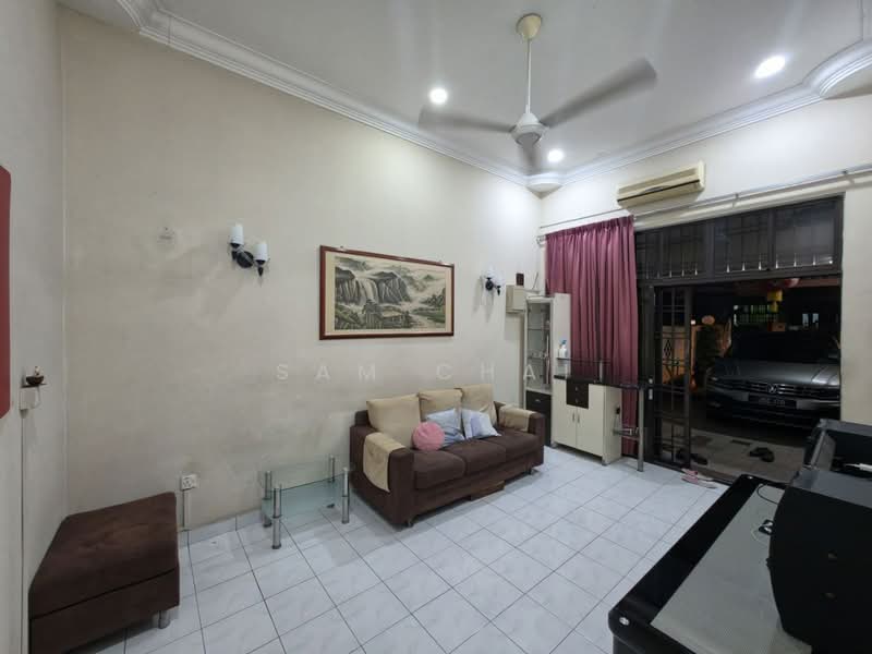 1-storey Terraced House for Sale in Taman Molek (Johor Bahru) - Sam Chai - Living Room - PropertyGuru.com.my