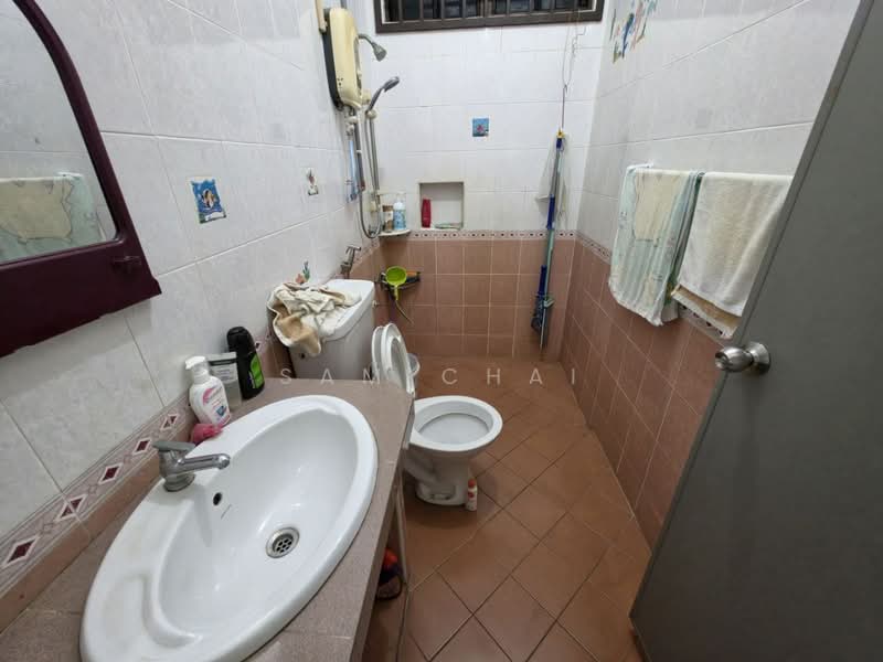 1-storey Terraced House for Sale in Taman Molek (Johor Bahru) - Sam Chai - Bathroom - PropertyGuru.com.my