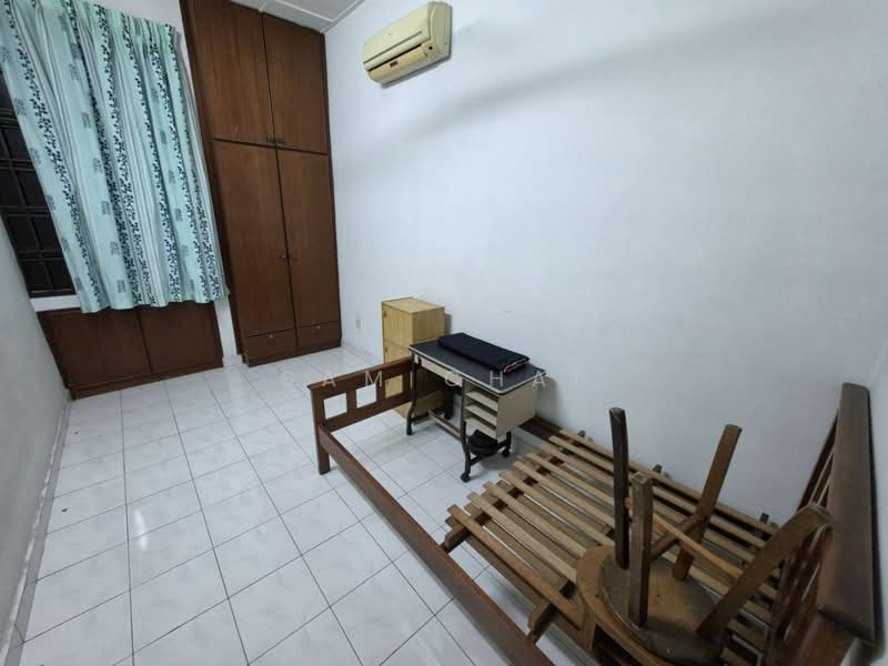 1-storey Terraced House for Sale in Taman Molek (Johor Bahru) - Sam Chai - Bedroom - PropertyGuru.com.my