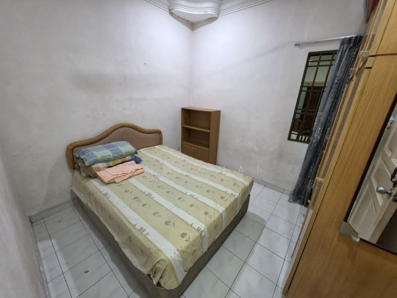 1-storey Terraced House for Sale in Taman Molek (Johor Bahru) - Sam Chai - Bedroom - PropertyGuru.com.my