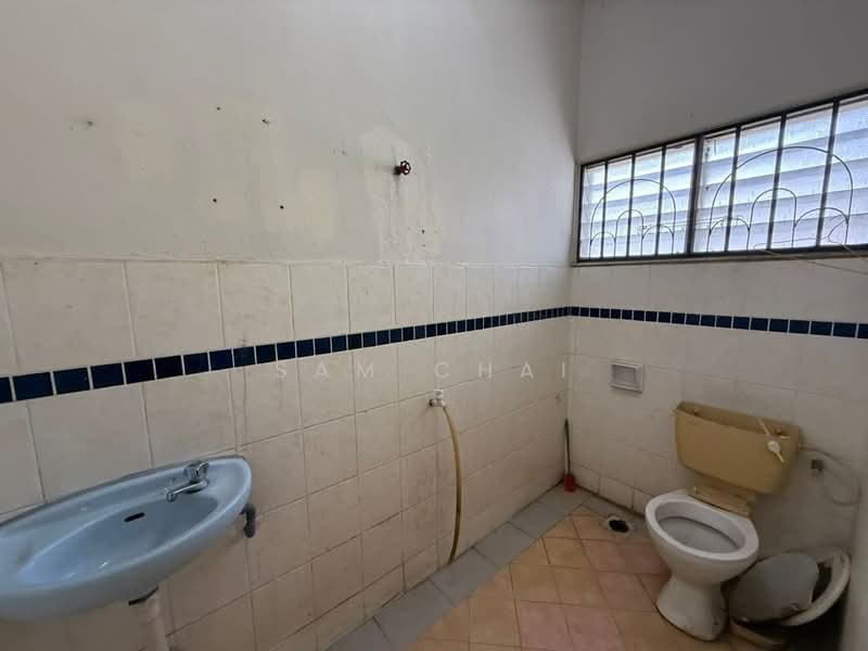 Rumah Teres 2 Tingkat untuk Dijual di Taman Johor Jaya (Johor Bahru) - Sam Chai - Bathroom - PropertyGuru.com.my