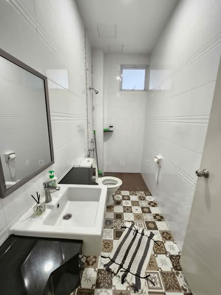 Semi-Detached House for Sale in Taman Molek (Johor Bahru) - Roselynn Chai - Bathroom - PropertyGuru.com.my