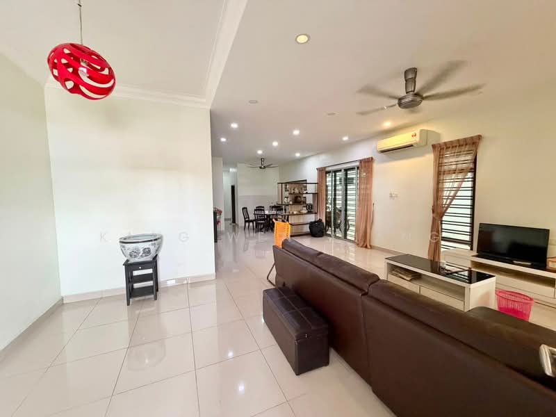 Cluster House for Sale in Taman Seri Austin (Tebrau) - Kang Wen Xiang - Living Room - PropertyGuru.com.my