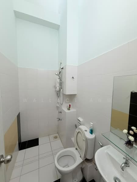 Rumah Teres 2 Tingkat untuk Dijual di Setia Tropika (Johor Bahru) - Wallace Ang - Bathroom - PropertyGuru.com.my
