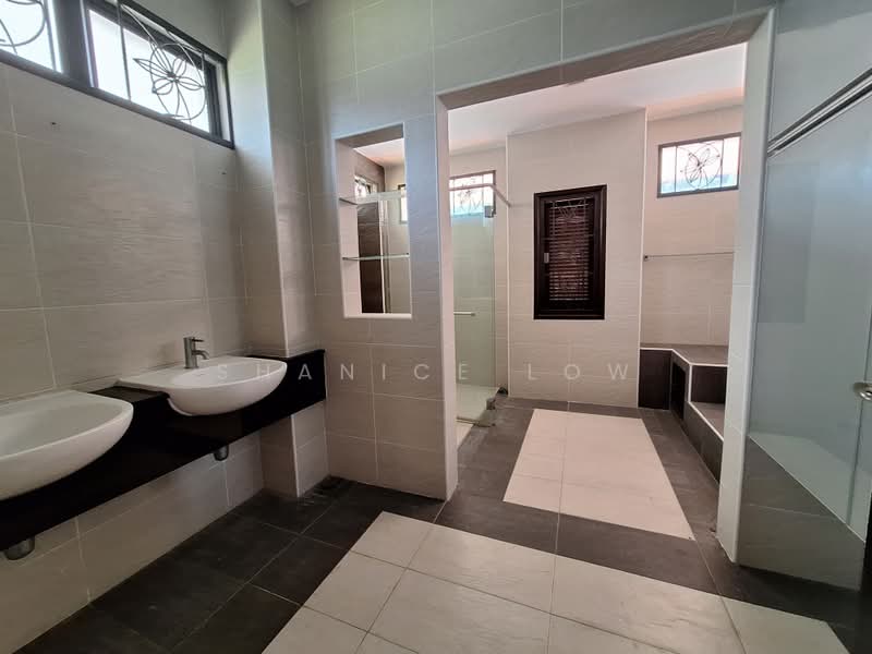 Rumah Banglo untuk Dijual di Bandar Puteri Puchong (Puchong) - Shanice Low - Bathroom - PropertyGuru.com.my