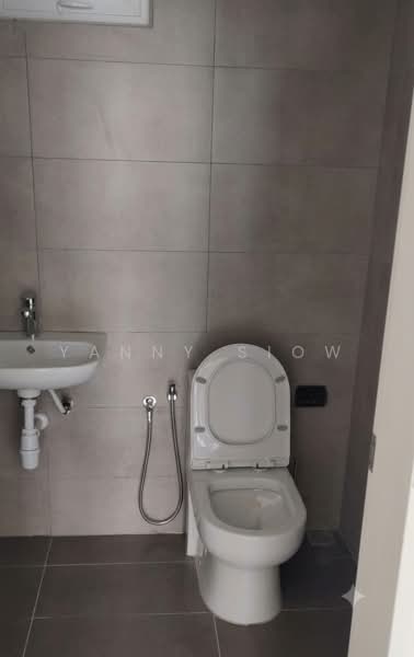 Kondominium untuk Dijual di d'Brightton - Yanny Siow - Bathroom - PropertyGuru.com.my