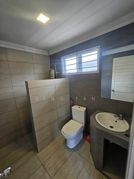 Semi-Detached House for Rent in Kuching (Sarawak) - Jeno Tan - Bathroom - PropertyGuru.com.my