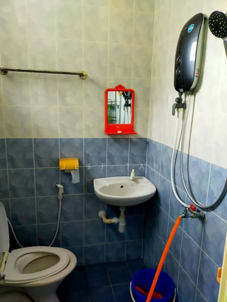 Pangsapuri untuk Disewa di Permai Lake View Apartment - Jeff Tan - Bathroom - PropertyGuru.com.my